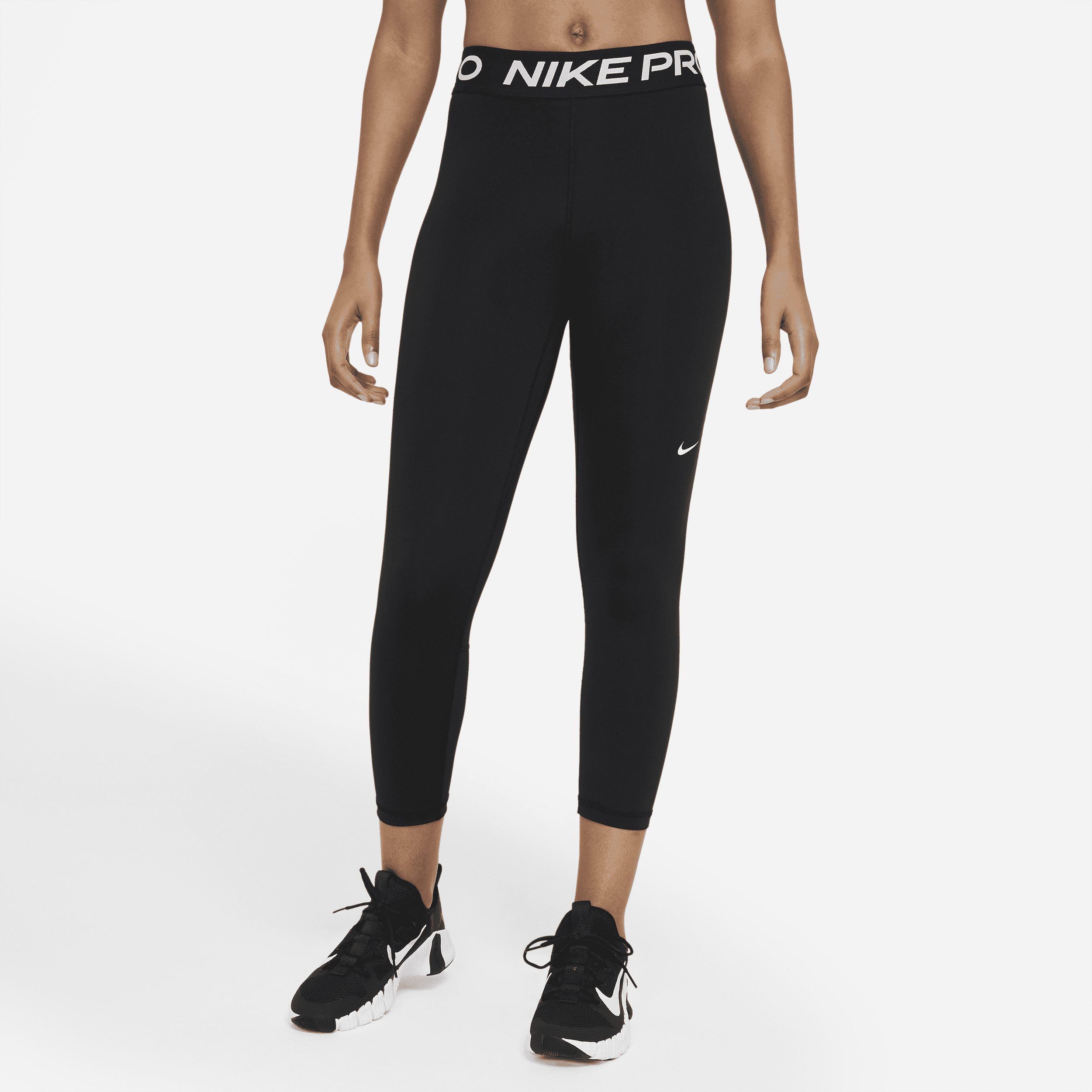 Korte Nike Pro-leggings med mellemhøj talje og meshpanel til kvinder - sort