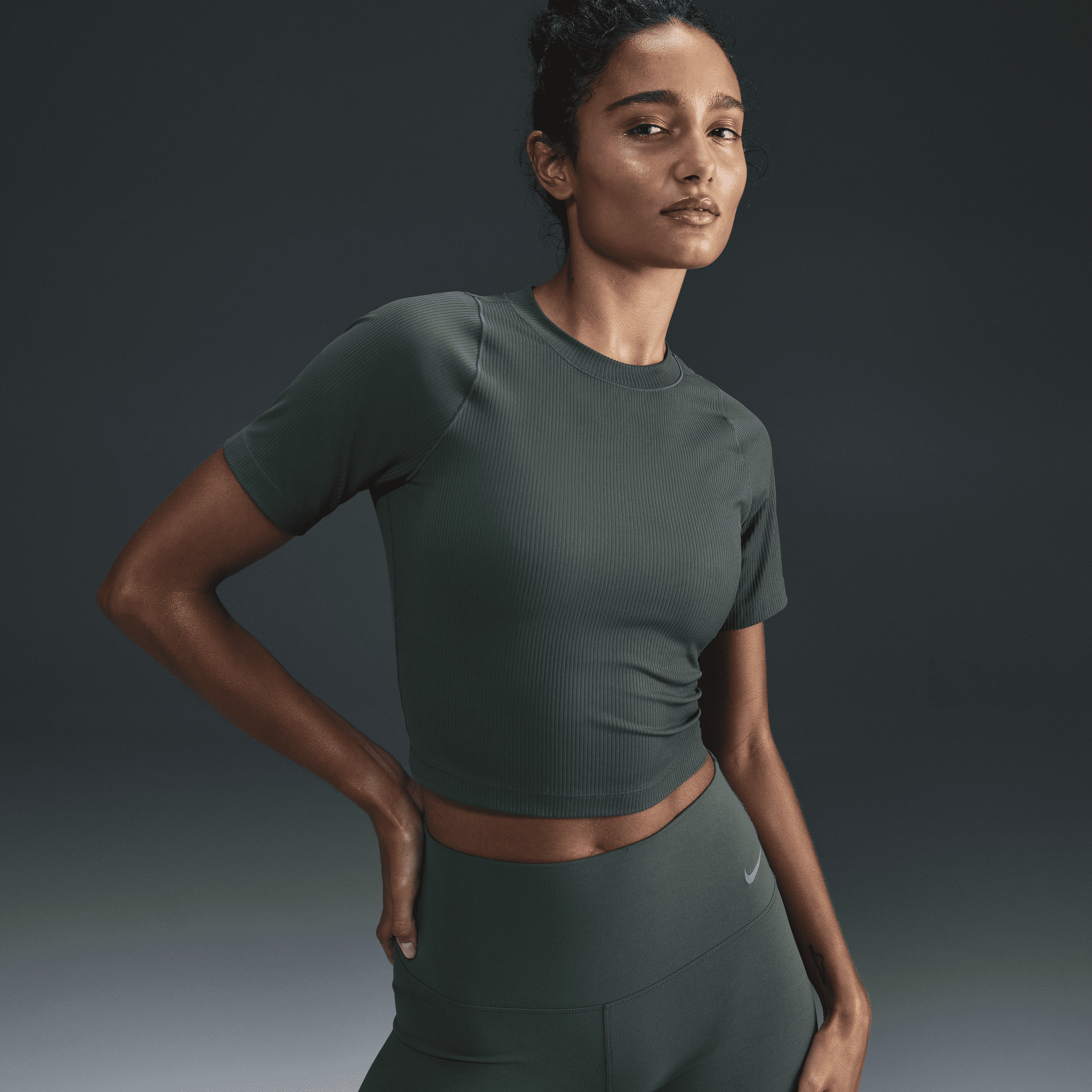 Kortærmet Nike Zenvy Dri-FIT-top i rib til kvinder - grøn