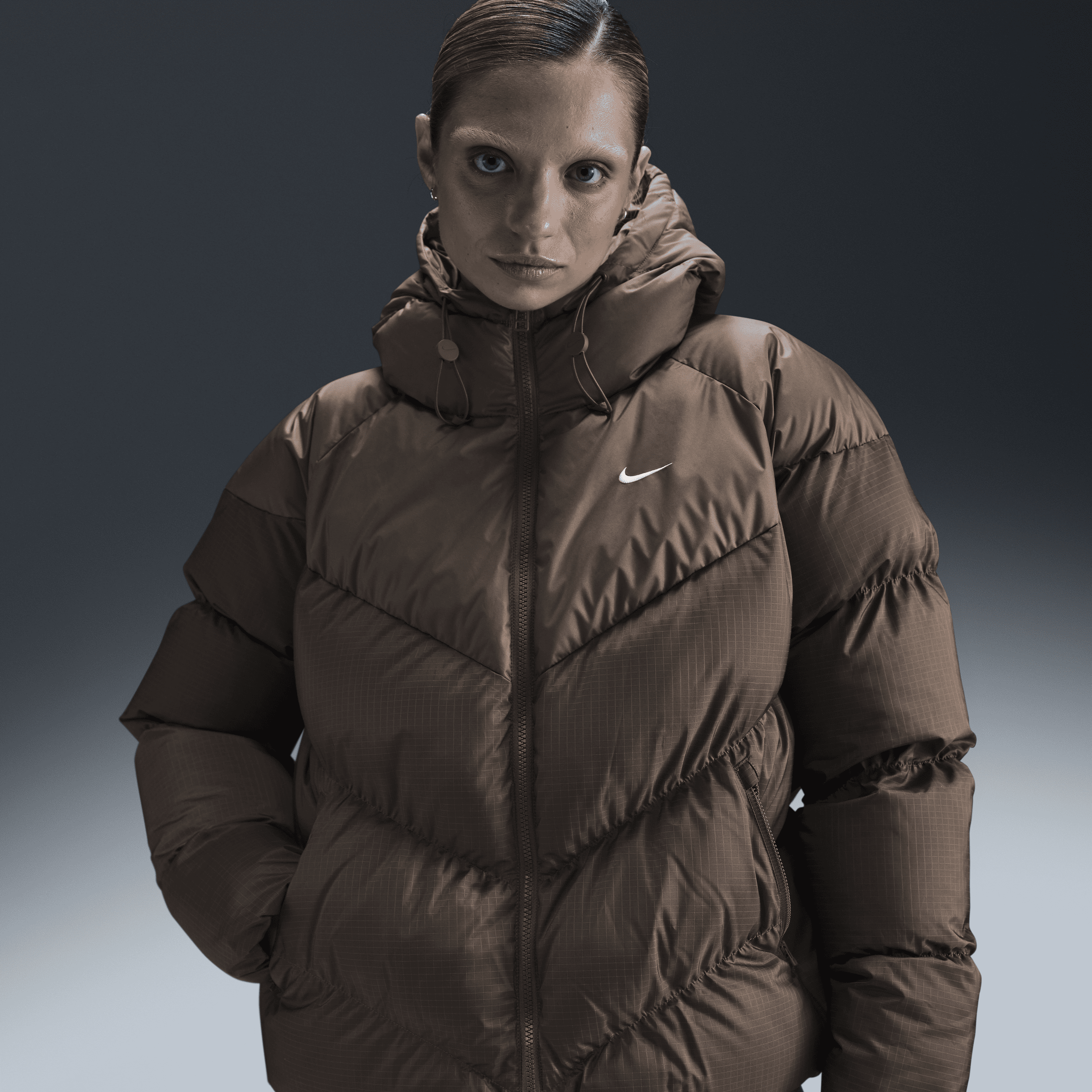 Løs Nike Sportswear Windpuffer Storm-FIT-jakke til kvinder - brun