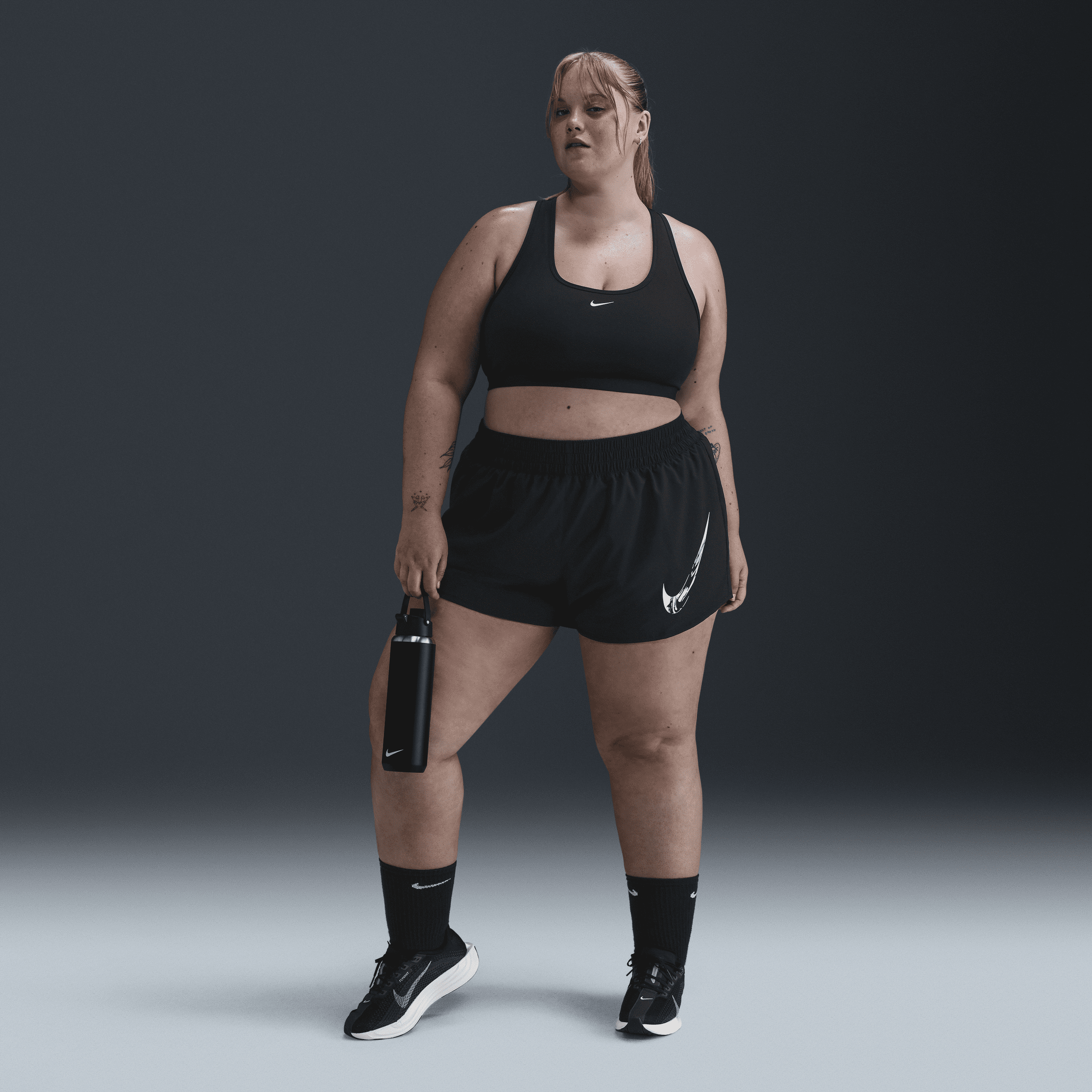 Nike One Swoosh Dri-FIT-shorts med mellemhøj talje, indershorts og grafik til kvinder (plus size) - sort